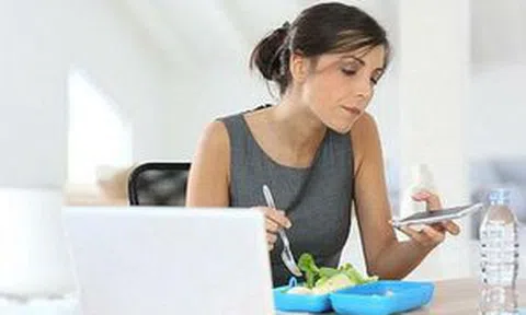 5 thói quen xấu của dân văn phòng tiềm ẩn nguy cơ bệnh tật