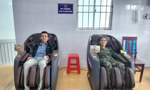 Xã trang bị ghế massage miễn phí phục vụ người dân chờ làm thủ tục